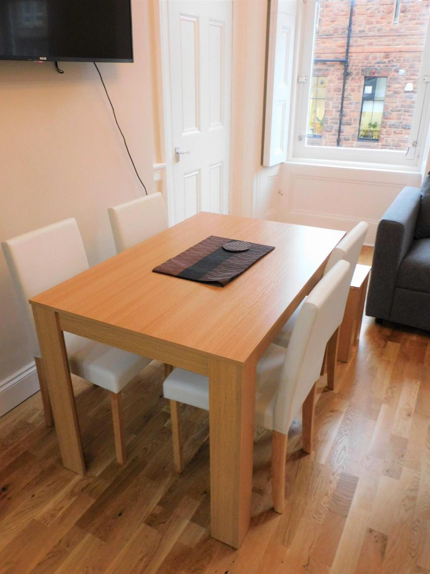 Beautiful 3 Bed In The Centre Apartment *